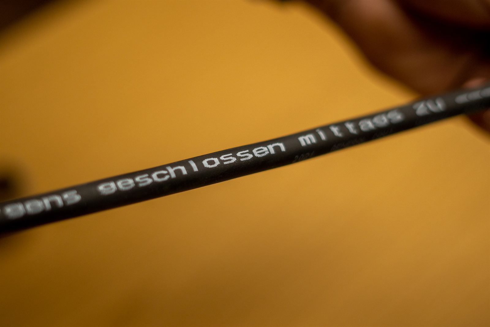 Inkjet-Beschriftung direkt auf einem schwarzen Draht